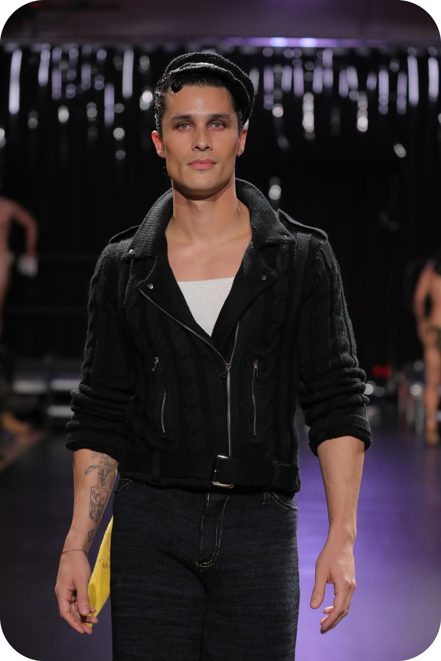 Ein Mann trägt einen schwarzen Blazer, gemacht aus schwuler Wolle