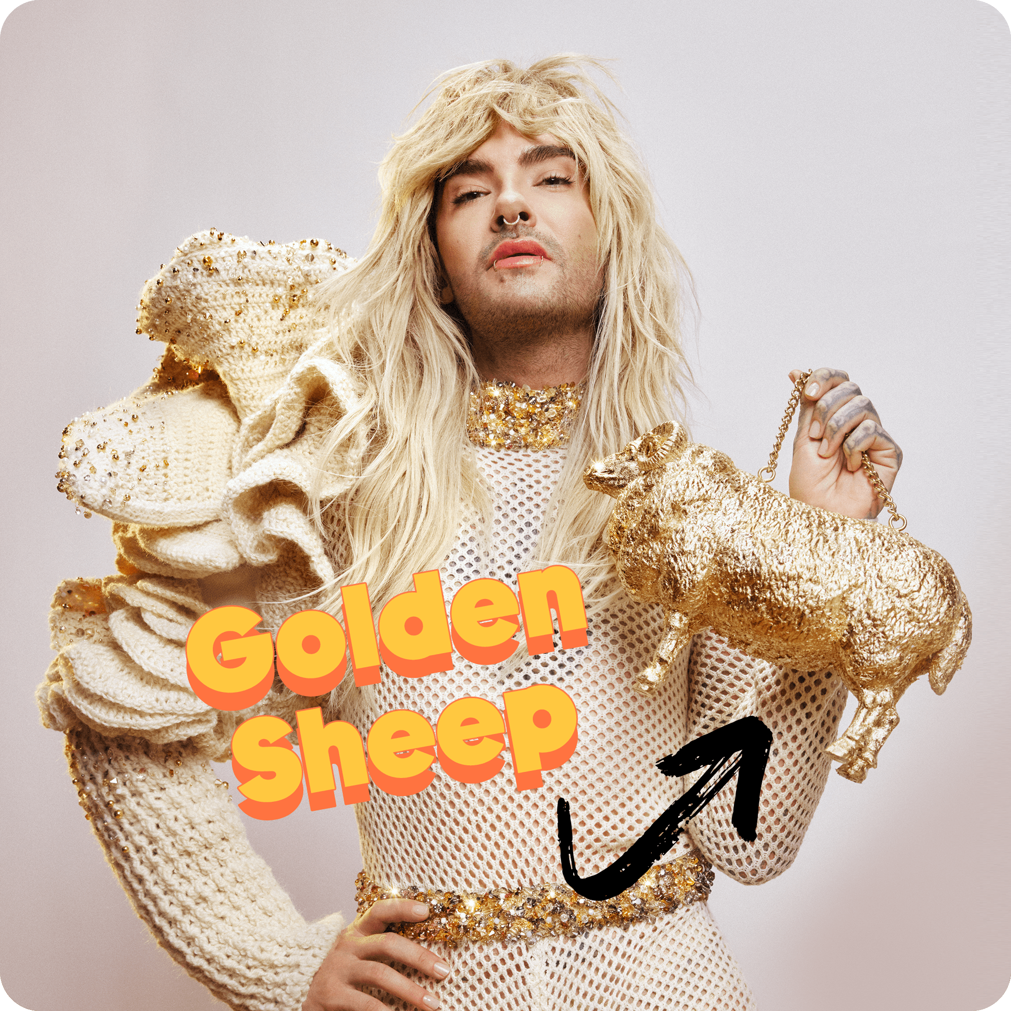 Bill Kaulitz posiert vor einer weißen Wand und trägt das Golden Sheep Accessoire.